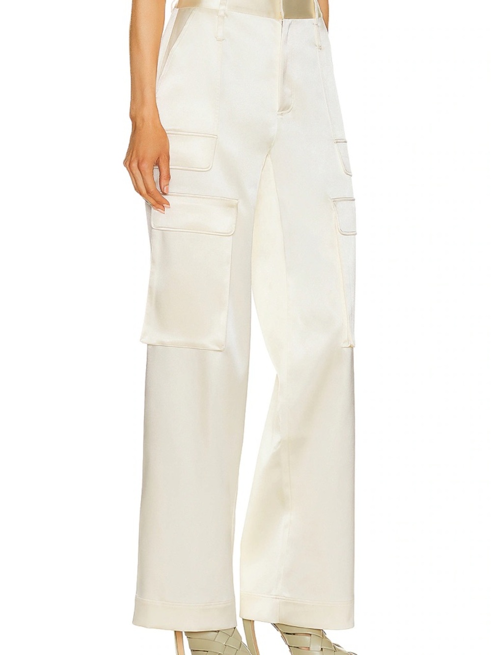 FRAME Relaxed Straight Cargo Pants in Bone